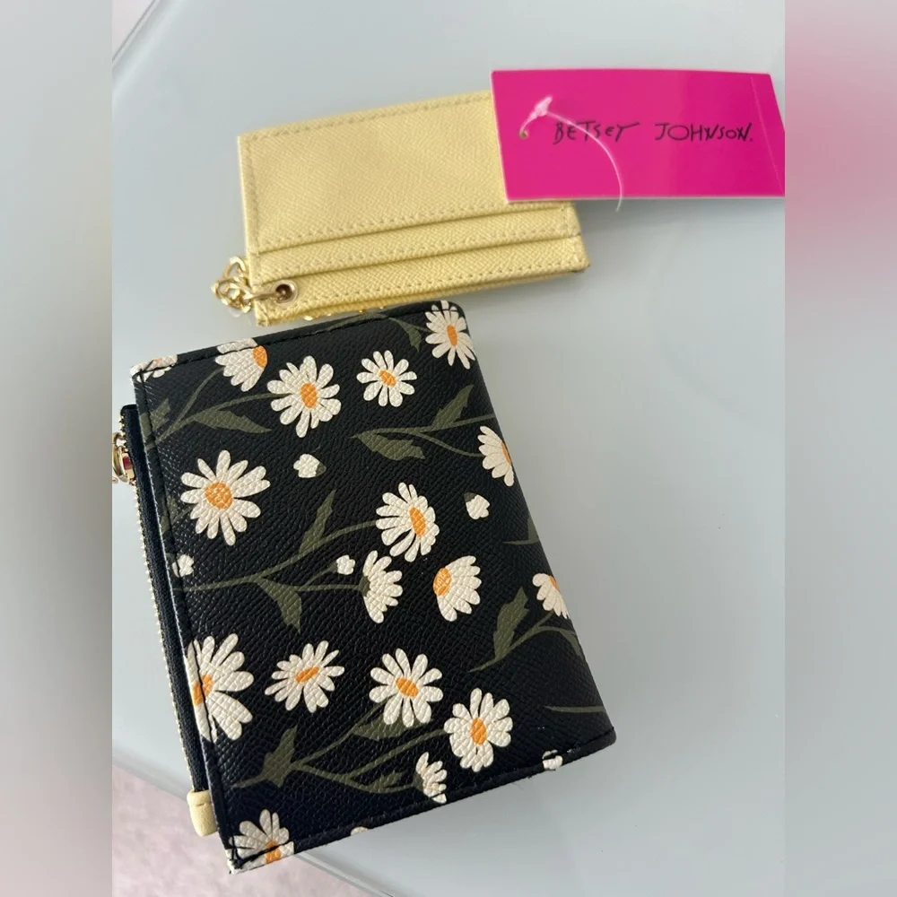 Betsey Johnson Black daisy yellow pull out wallet - Picture 5 of 5